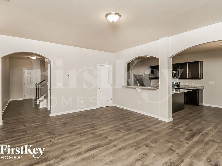 201 Southwind Cir — Photo 2