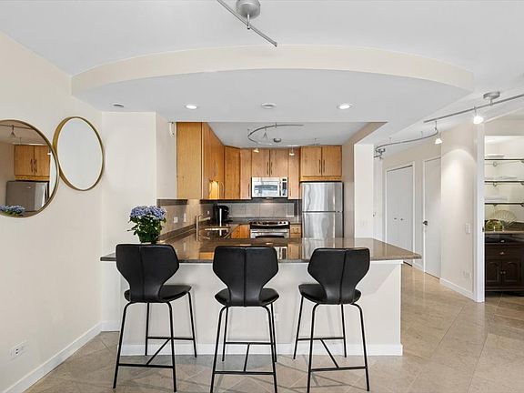4th image of 30 E Huron St APT 5501