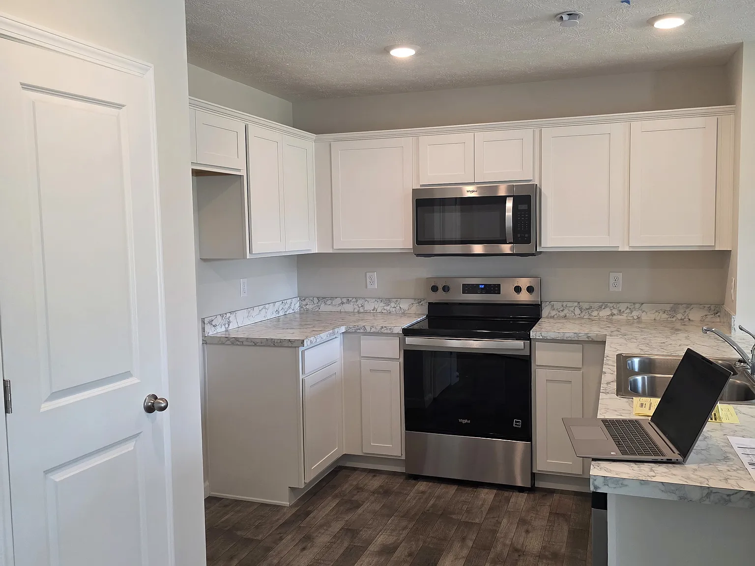 3 bed, 2.5 bath, 1418 sqft, $2,300 — Photo 2