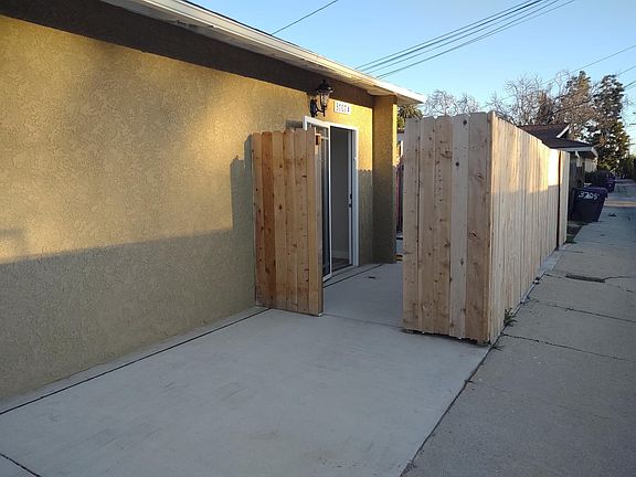 Private entrance w/ camera