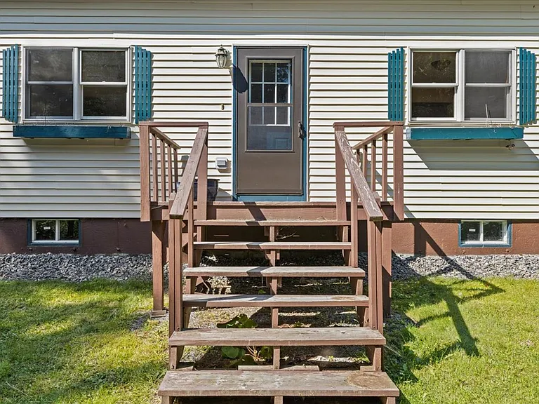1672 Sweet Hollow Rd — Photo 9