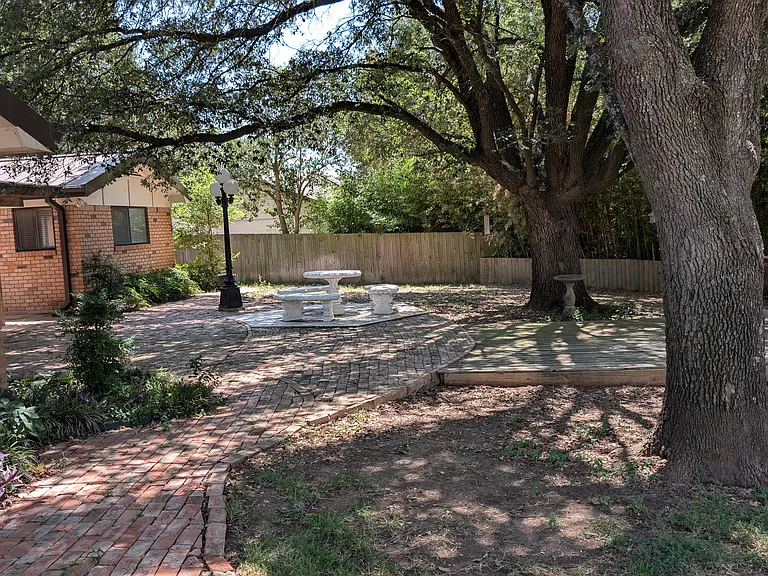 Quiet & Complete Outdoor Living Area