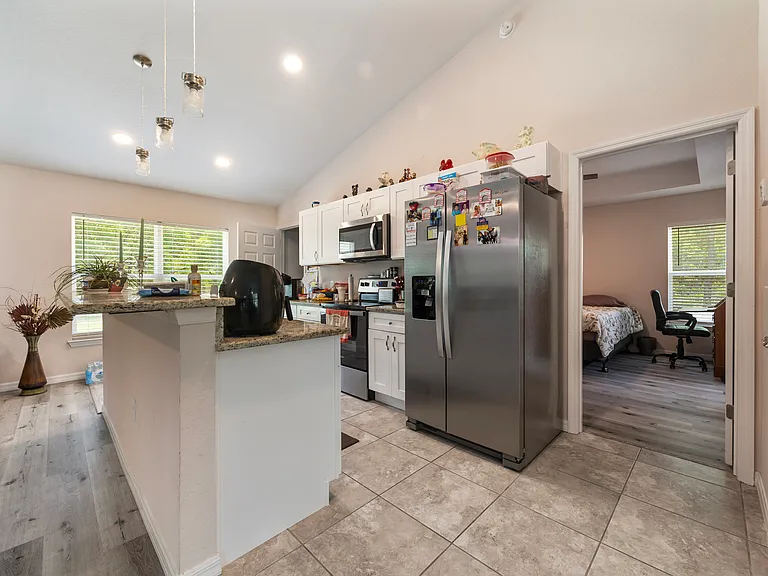 UNFURNISHED CLEAN KITCHEN