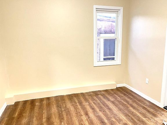 3rd image of 1745 Victory Blvd Floor 3