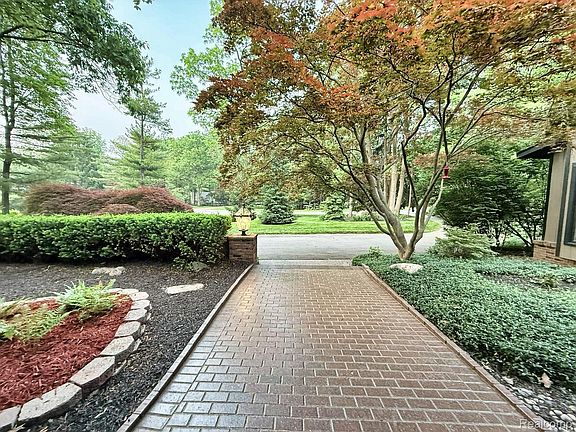 5th image of 275 Pine Ridge Dr