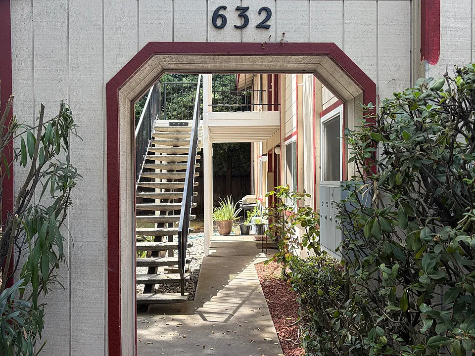 632 Walnut St #3