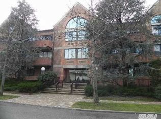 10 Canterbury Rd, Great Neck, NY 11021