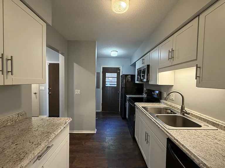 901 Olmstead Dr — Photo 6