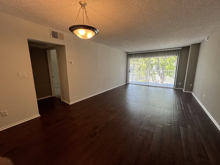Versailles on the Lake Apartments — Photo 101