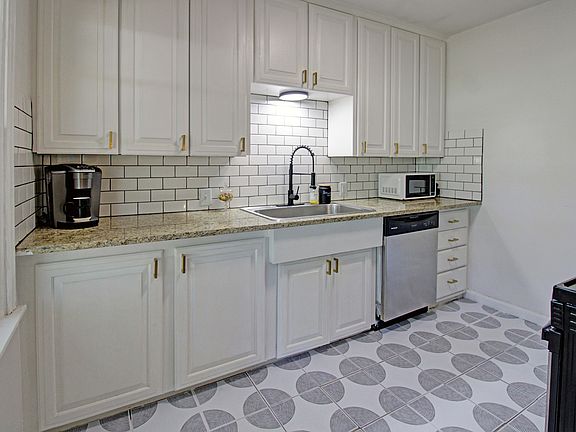 2nd image of 1529 E 45th Pl