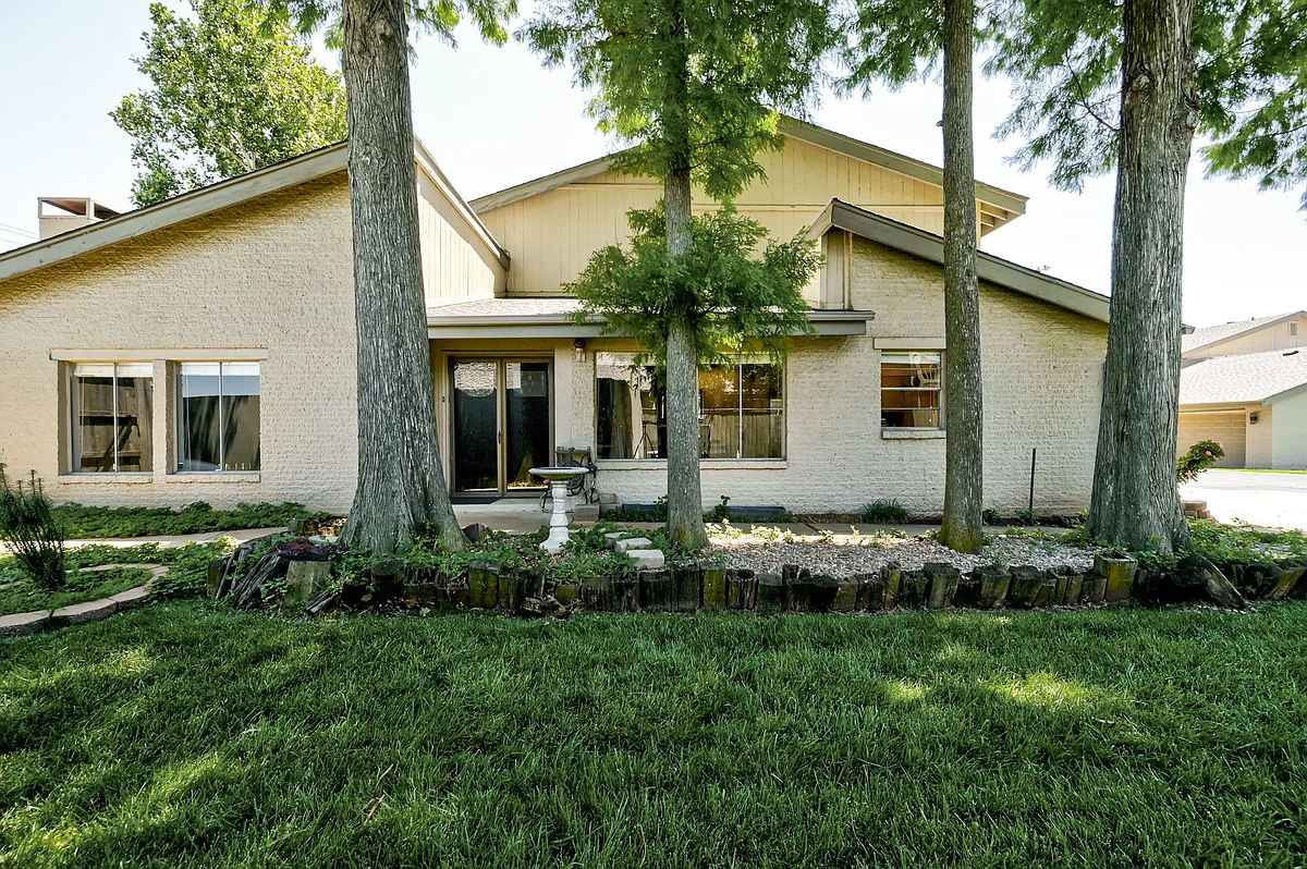 Photo 1 of 18 - 9926 Hefner Village Dr - Oklahoma City, OK FULLY FURNISHED RENTAL - 9926 Hefner Village Dr