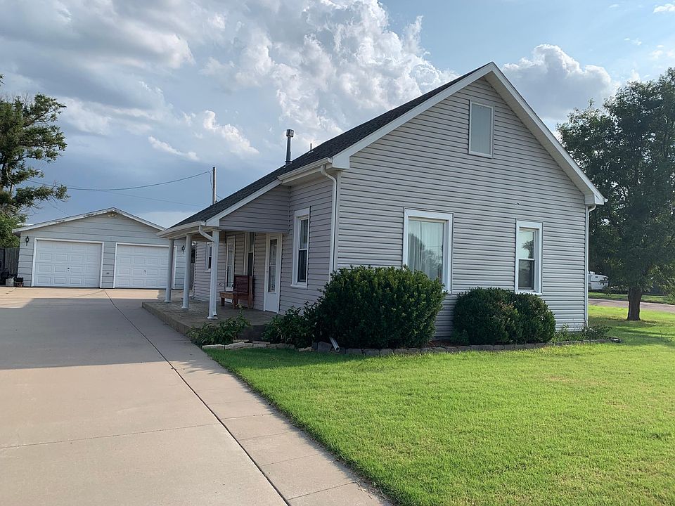 House with detached 2 car garage