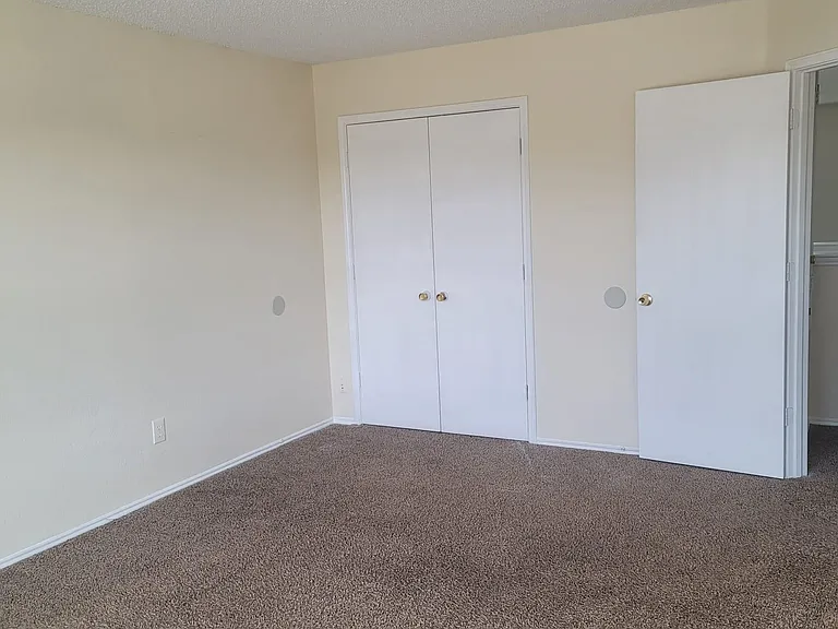 933 Medina Dr — Photo 16
