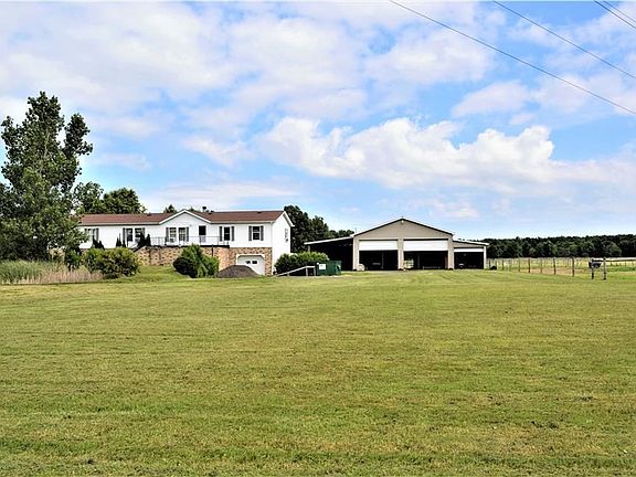 Modular Ranch 3 bed, 3 bath 3 car garage, + Barn