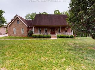 8 Fox Point Dr, Milton, WV 25541