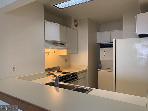 5th image of 900 N Stafford St APT 1102