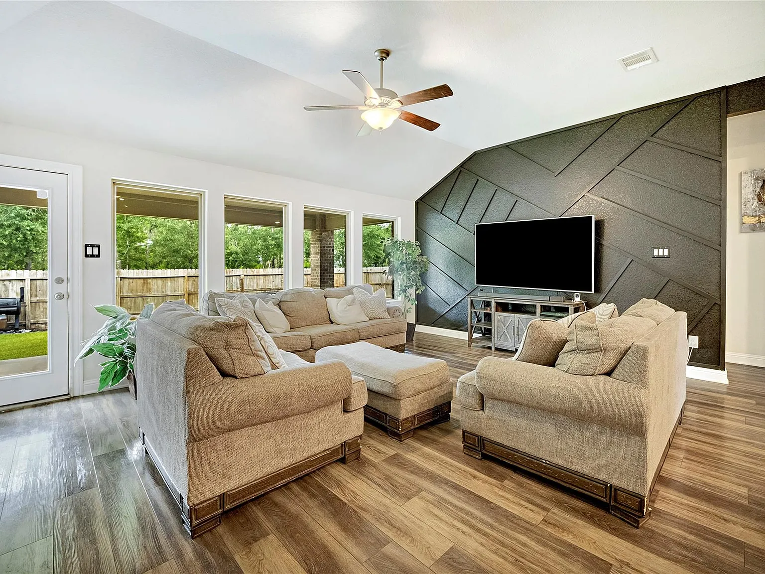 4 bed, 3.0 bath, 2199 sqft, $2,385 — Photo 4