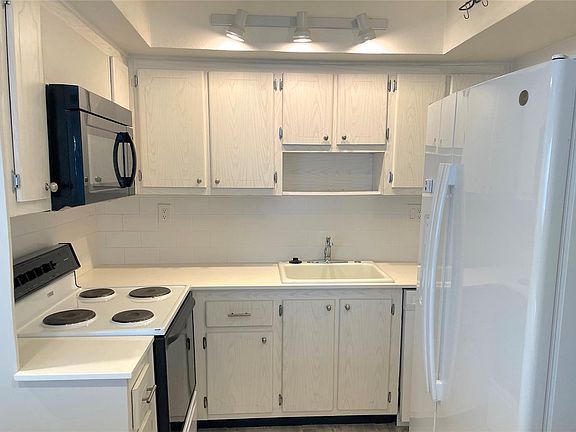 5th image of 215 NE 16 Avenue #202