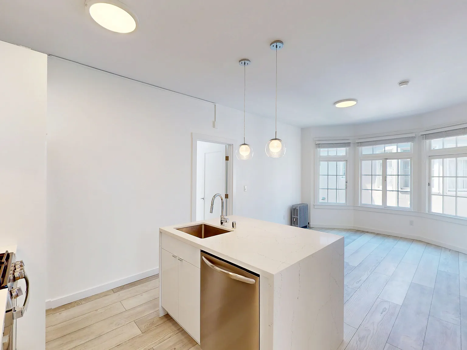 Spacious 2BR/2BA Near Alamo Square | In-Unit Laundry | Pet Friendly — Photo 4