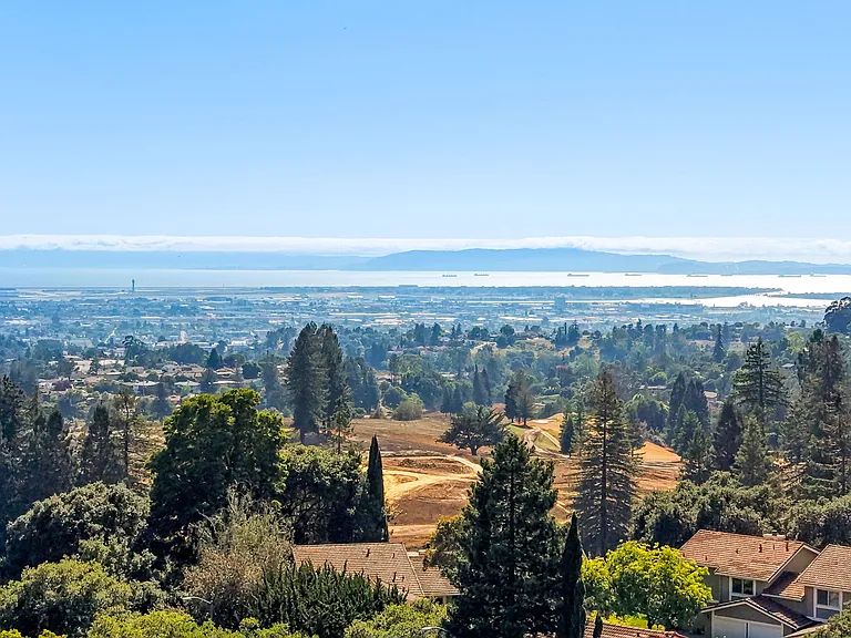 Peaceful Oakland Hills, Community Swimming Pool, Clubhouse and so easy to 580 to get where you need to be.