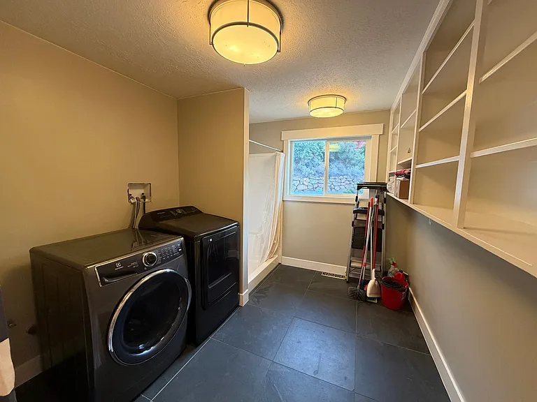 600 N 260 West Cir — Photo 17