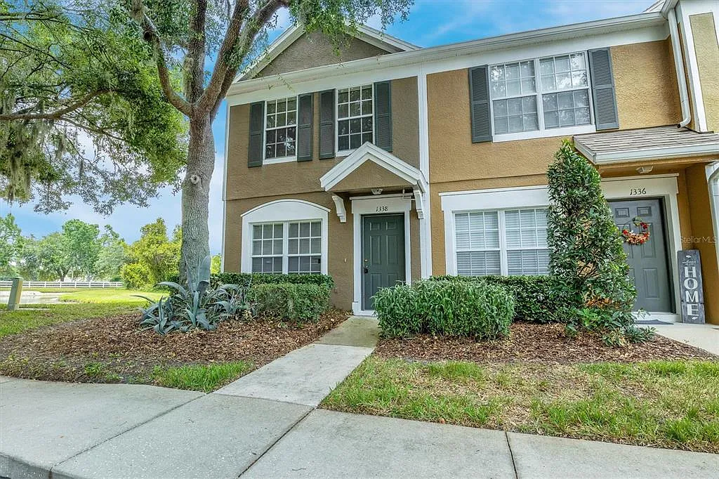 2 bed, 2.5 bath, 1184 sqft, $1,700 — Photo 2