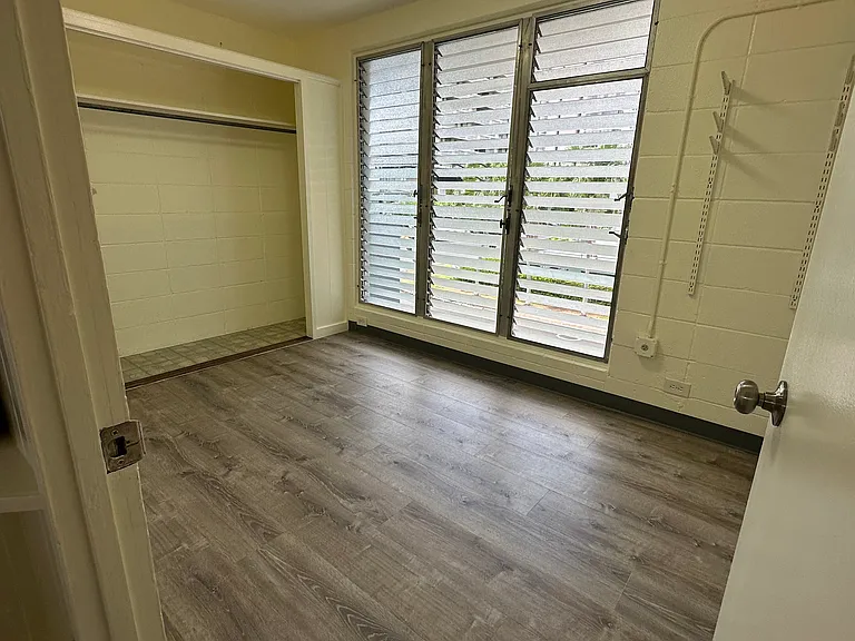 909 University Ave — Photo 4