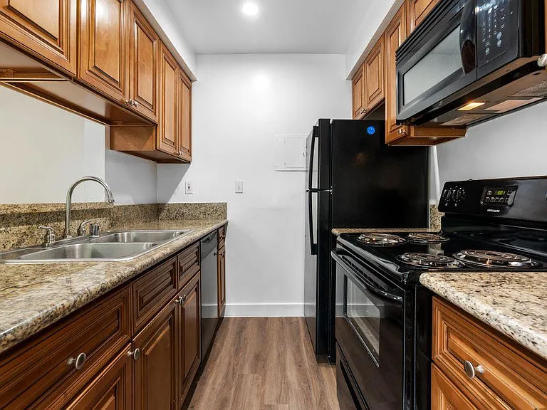 Lombardi Apartments — Photo 50