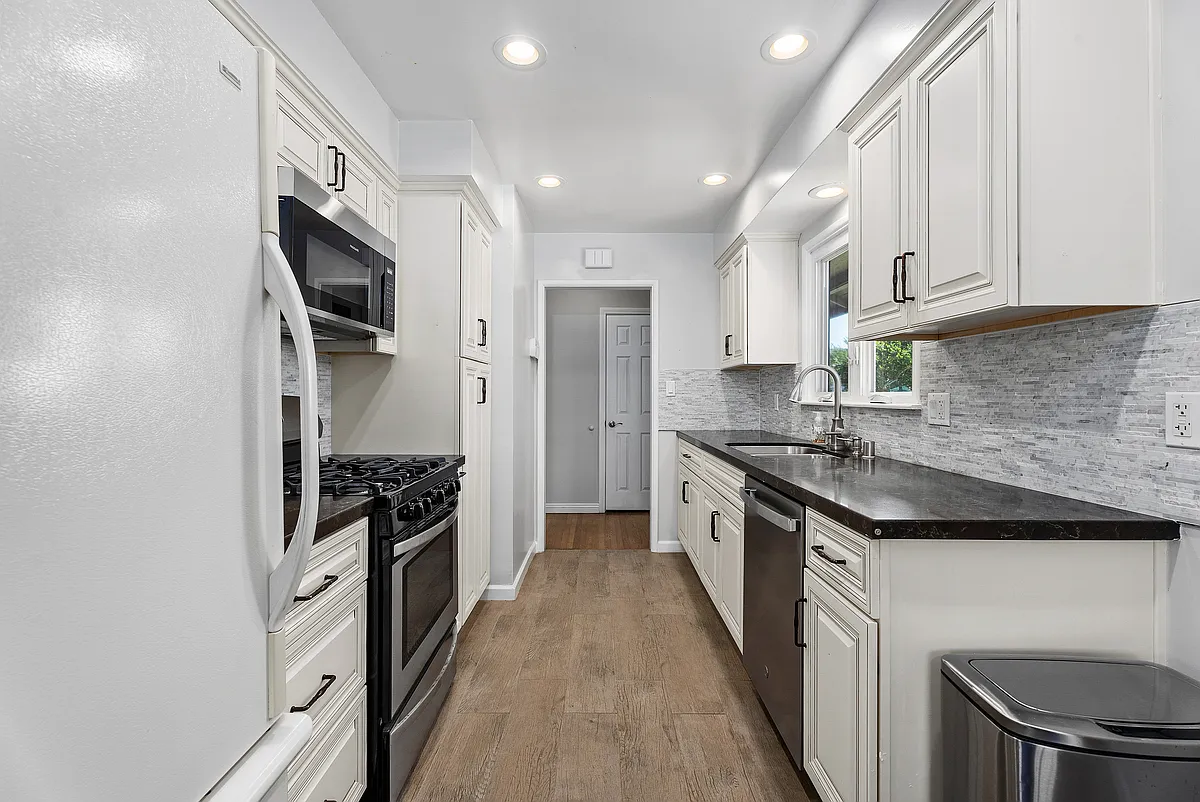 3 bed, 1214 sqft, $3,950 — Photo 4