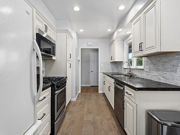 4th image of 1325 W Ash Ave
