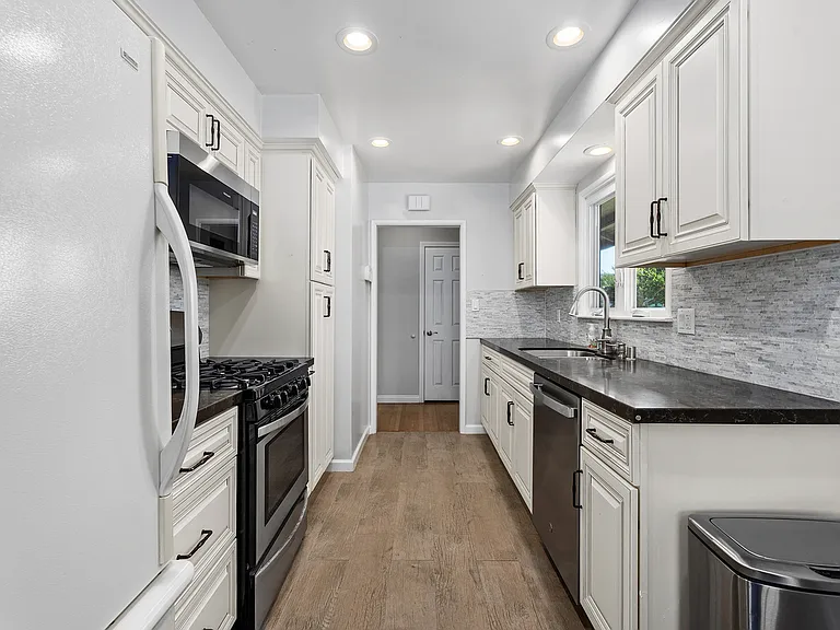 1325 W Ash Ave — Photo 4