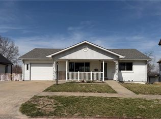 325 E 4th St, Maryville, MO 64468