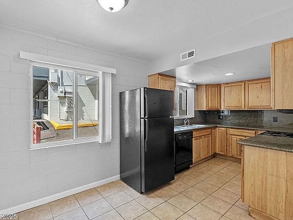 4th image of 2424 Sutro St