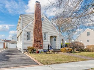 133 Latham Rd, Mineola, NY 11501