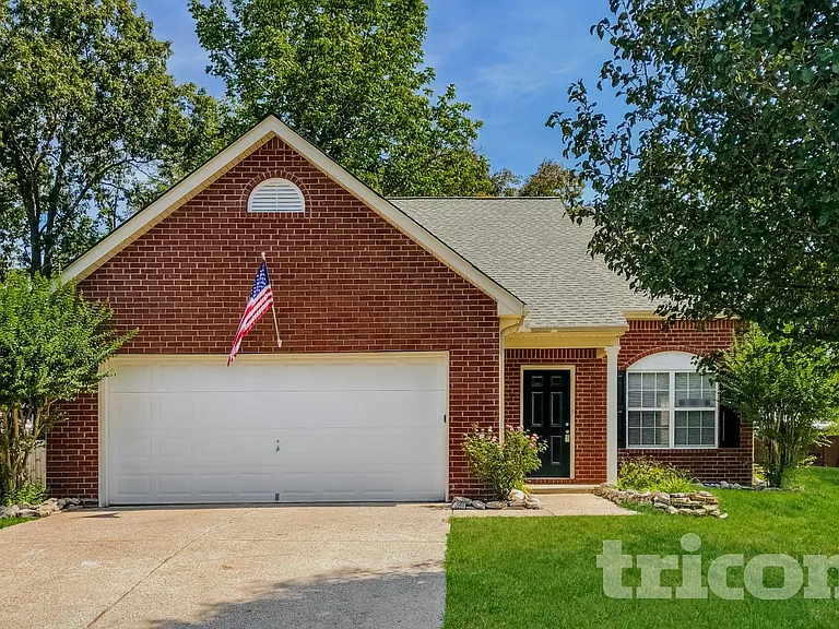 1689 Eagle Trace Dr — Photo 2