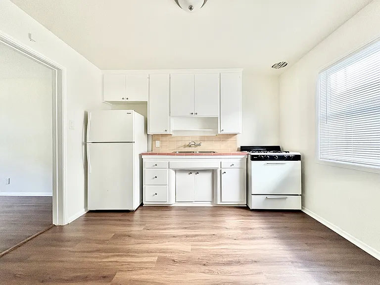 1061 E Broadway #3 — Photo 7