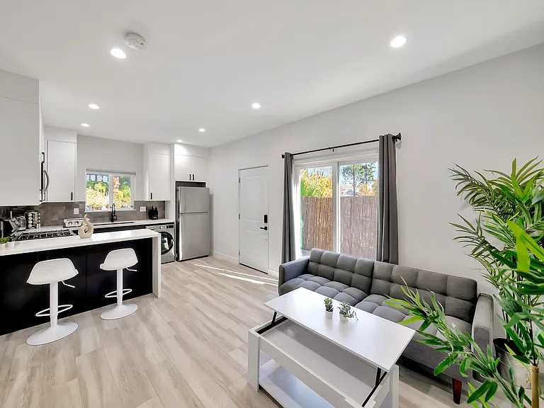 5565 Ostin Ave — Photo 63