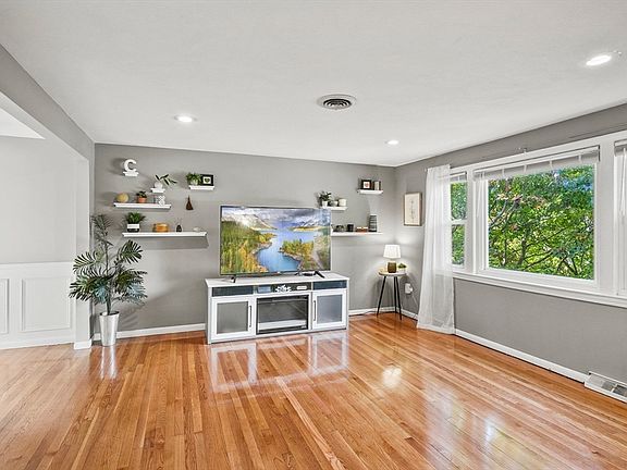 5th image of 5 Hawthorne Cir