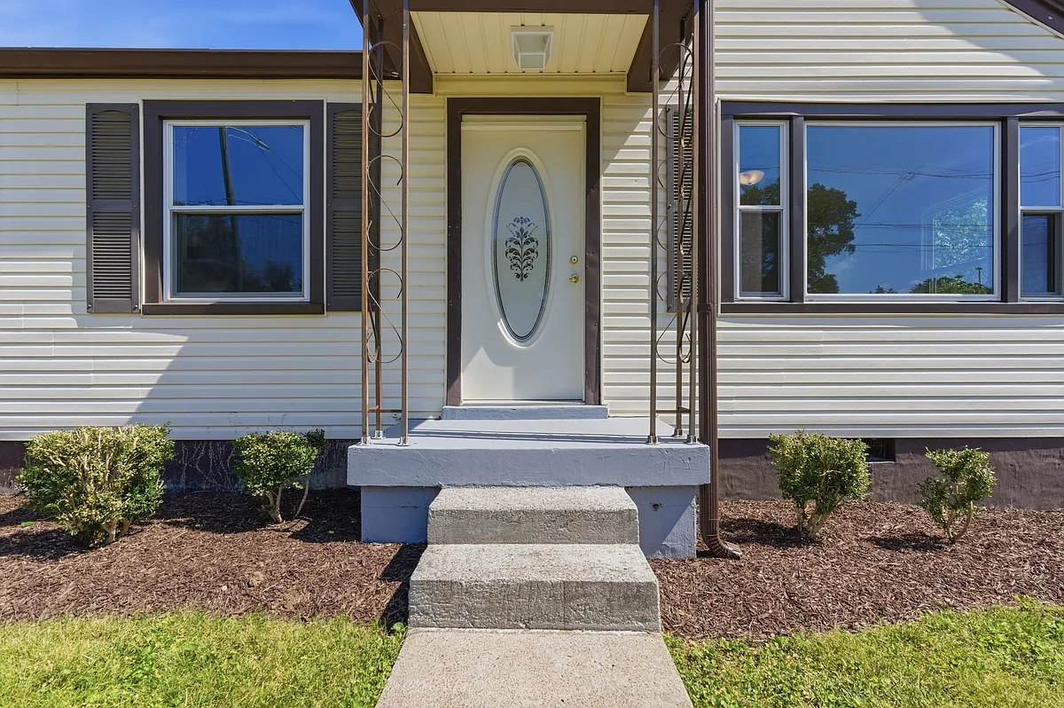 Building Photo - 2812 Blue Brick Dr