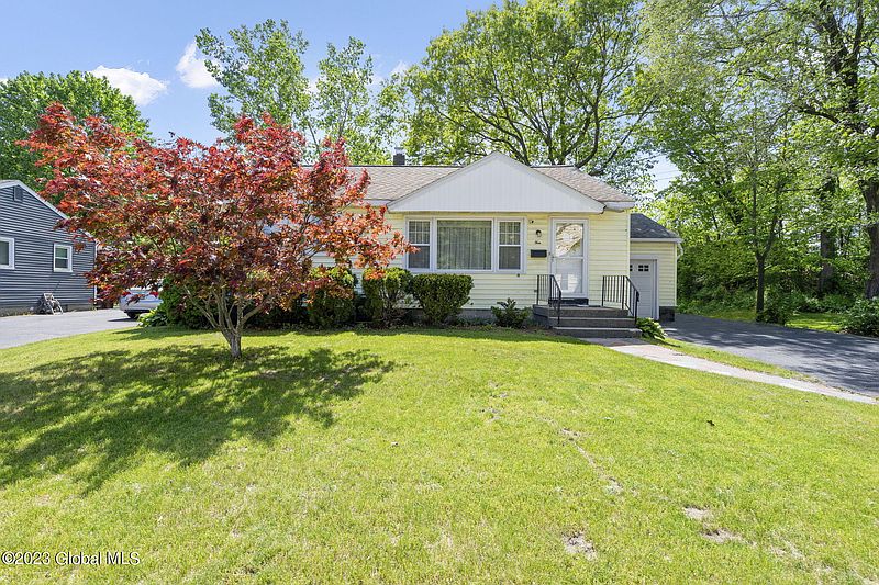 2nd image of 4 Oakwood Drive