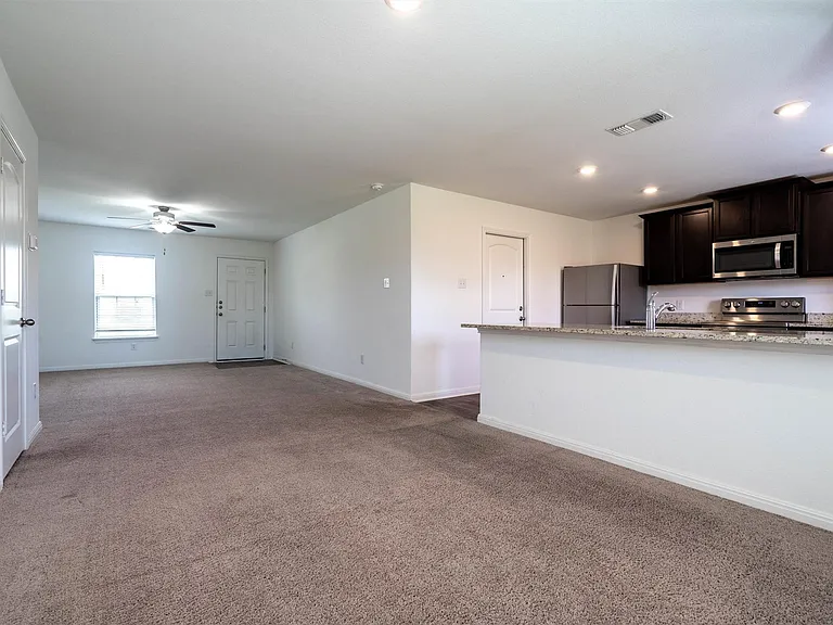 128 Maywood Ln — Photo 3