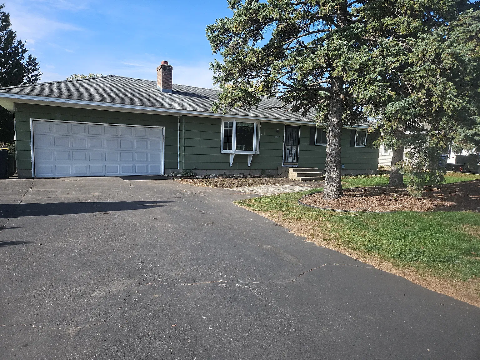 3 bed, 1342 sqft, $1,900 — Photo 1