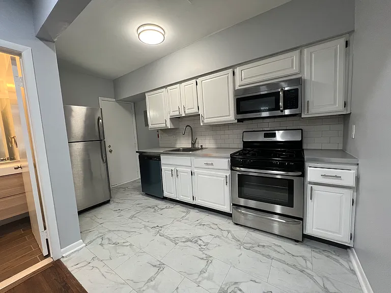 1096 Van Dyke St #202 — Photo 21