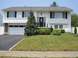 24 Admiral Rd, Massapequa, NY 11758