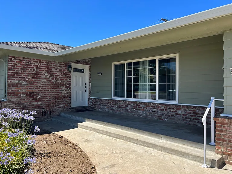 811 W Tokay St — Photo 3