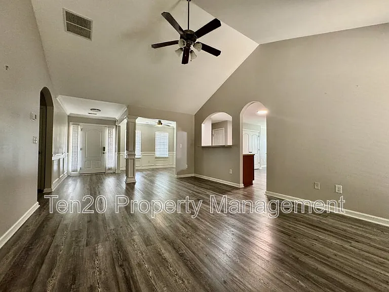 400 Gwynnes Way — Photo 2