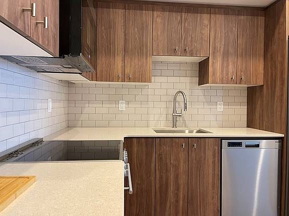 4th image of 15 Wellington St S #1008