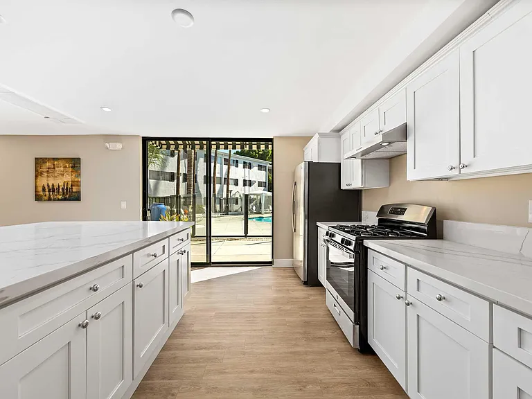 Summerview Beach Resort Luxury Apartments — Photo 16