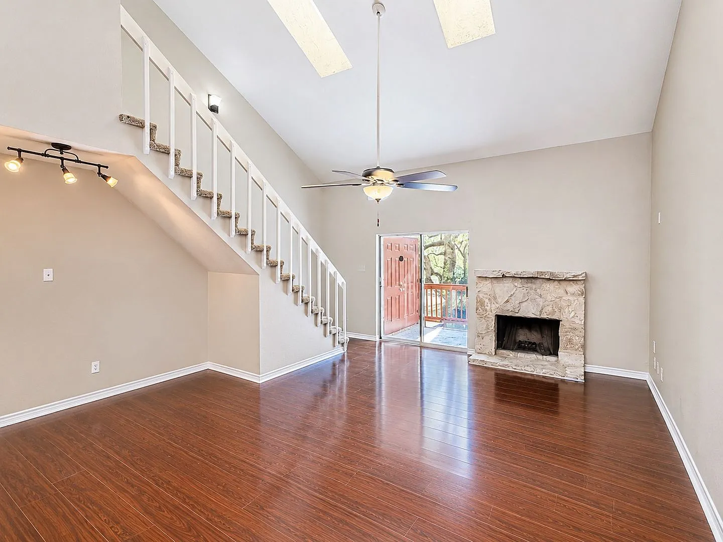 Beautiful 2 Br Condo In Desired Gated Community - North East San Antonio - Centrally Located — Photo 3