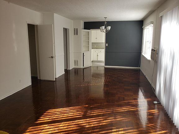 3rd image of 720 S Plymouth Blvd APT 2
